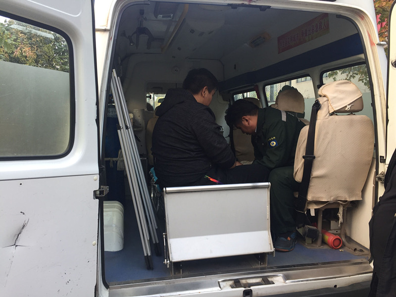中德120为崴脚运动员做脚部固定_副本.jpg 中德120为崴脚运动员做脚部固定_副本.jpg