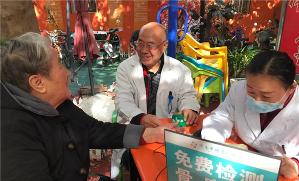 中德骨科公益体检逸家人老年公寓05.jpg 中德骨科公益体检逸家人老年公寓05.jpg